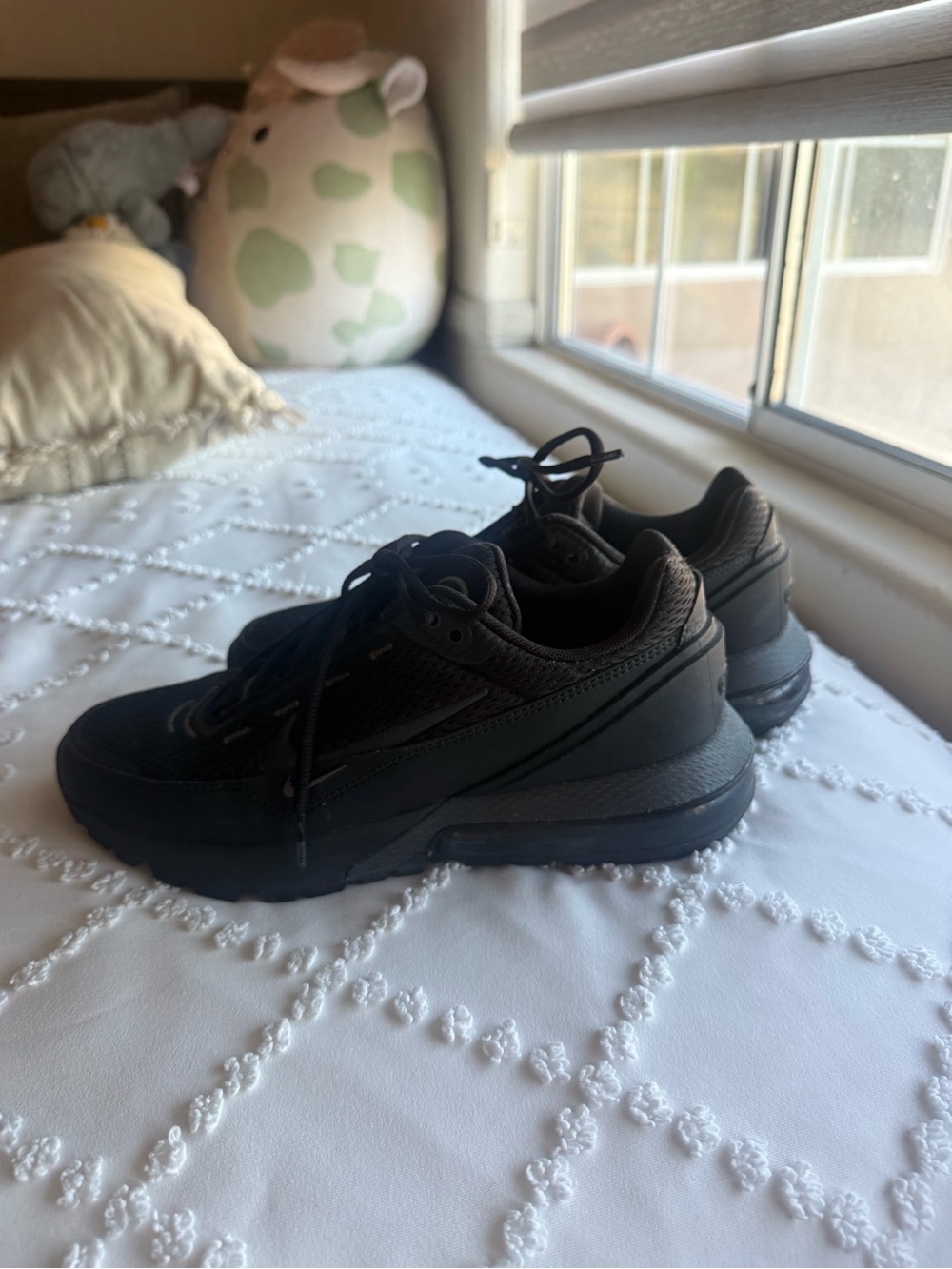 Women’s All-Black Athletic Trainers with Cushioned Support
